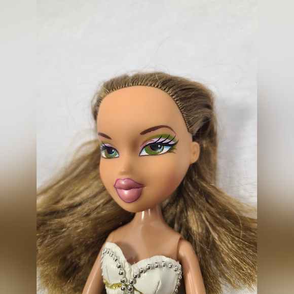 MGA Bratz Funk Out Fianna Doll - Picture 6 of 6